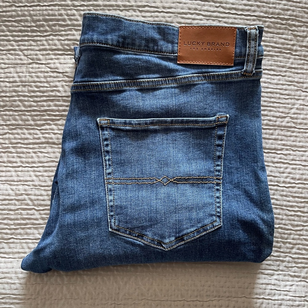 Luck Brand 410 Athletic Straight cut, size 40w x 32l